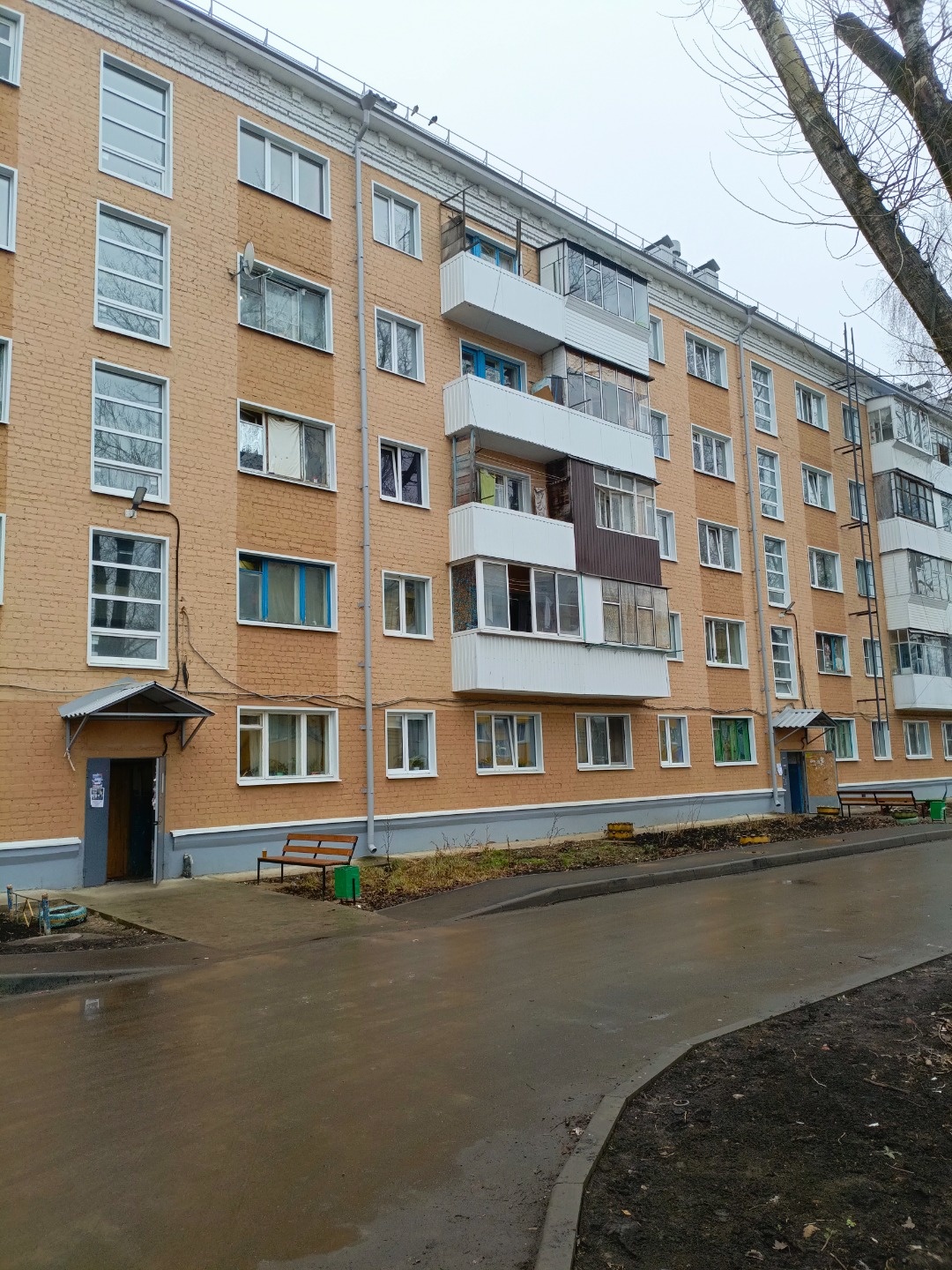 Продаётся отличная комната в коммунальной квартире в кирпичной доме. Дом после капремонта. В комнате  окно ПВХ, дверь-сейф, натяжной потолок. Мебель можем оставить по согласованию. Места общего пользования в хорошем состоянии, бойлер нагрева воды. В секции никто не проживает! В шаговой доступности ш