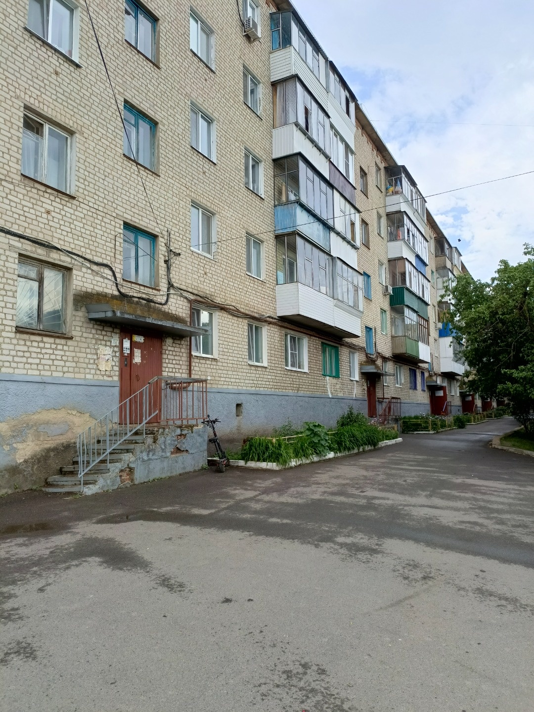 Продаётся отличная однокомнатная квартира, очень теплая, уютная. Окна ПВХ, двери из натурального дерева, новая дверь сейф. Санузел совмещённый кафель. Высокий цоколь. В шаговой доступности магазины, школа №31, остановка общественного транспорта. Документы готовы у продаже, один взрослый собственник.
