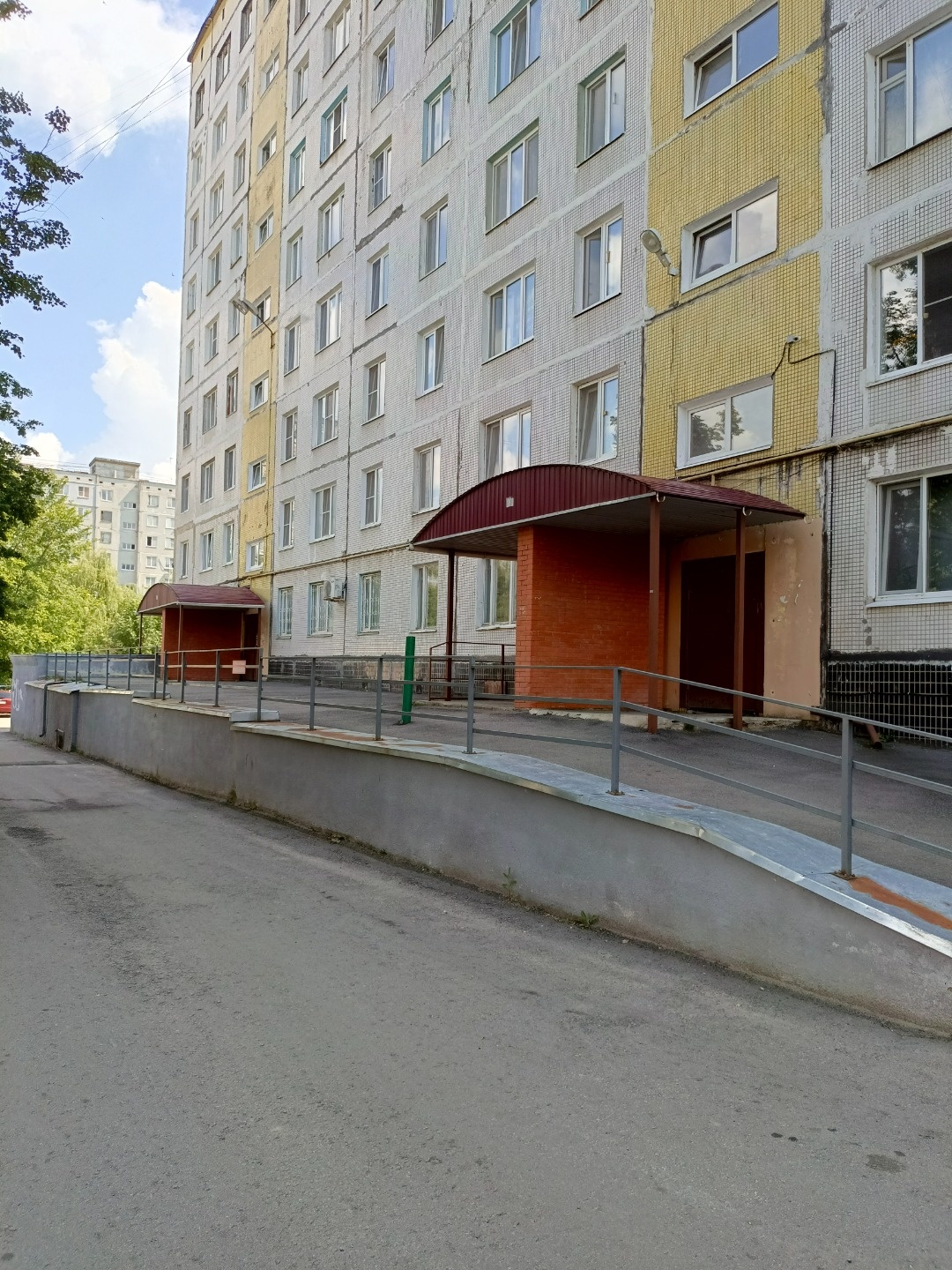 Продаётся светлая теплая  двухкомнатная квартира в Северном районе. Просторная лоджия, общита вагонкой, окно ПВХ. Санузел раздельный, кафель. Тихий двор. Детская площадка. Вся развитая инфраструктура. Школы, детские сады, магазины, остановки общественного транспорта. Документы готовы к продаже, один