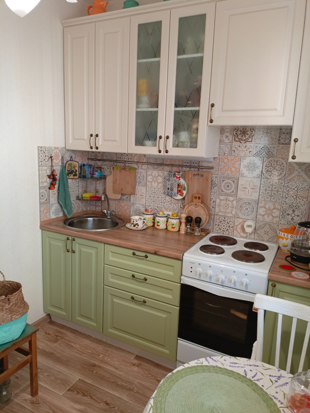 Продаётся отличная тёплая квартира в новом районе города. Новые двери, дорогая дверь- сейф, линолеум. Квартира в идеальном состоянии, можно заехать и жить. Своя автономная котельная, всегда горячая вода.  В шаговой доступности находится детсад, магазины, остановка общественного транспорта. Документы