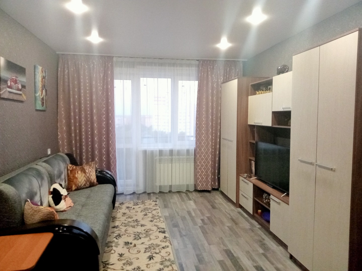 Продается 2-х комнатная квартира в Советском районе.
В квартире сделан отличный ремонт. В квартире окна ПВХ, входная дверь -сейф, натяжные потолки, точечные светильники, новые деревянные межкомнатные двери, встроенная кухня, установлены приборы учёта горячей, холодной воды, новая сантехника, трубы п