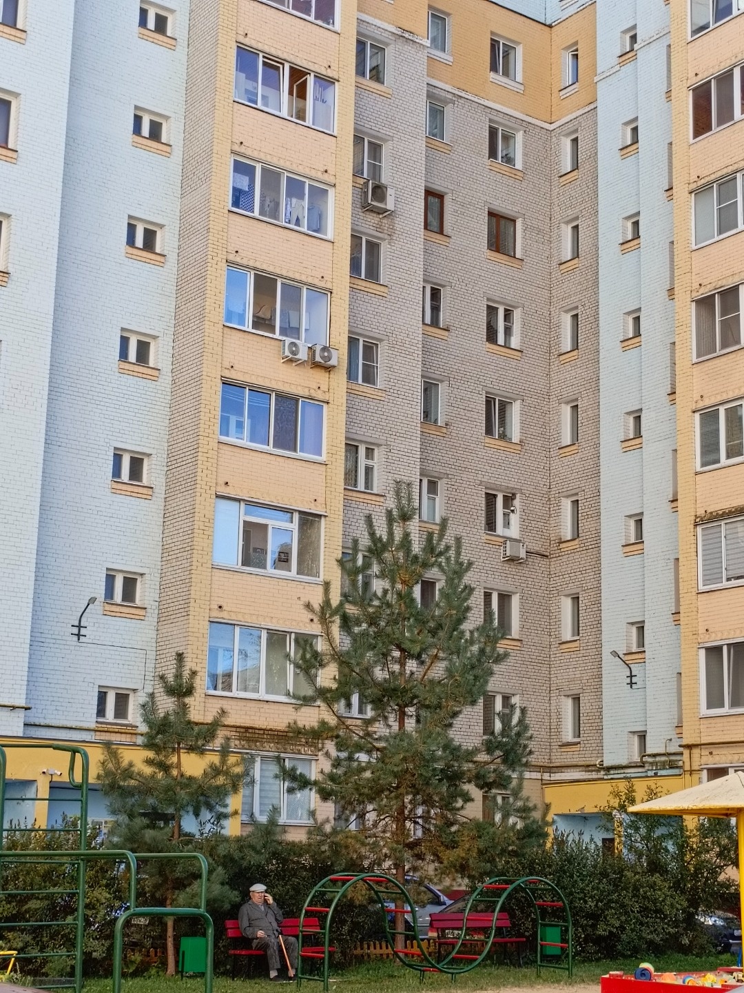 Продаётся просторная однокомнатная квартира в кирпичном доме с ремонтом. Окна ПВХ, новые двери, ламинат. Есть вместительная гардеробная. Санузел кафель. Бонусом покупателю остаётся вся мебель. Дом находится в шаговой доступности к школе 39, детсад 5, все магазины, остановки общественного транспорта,