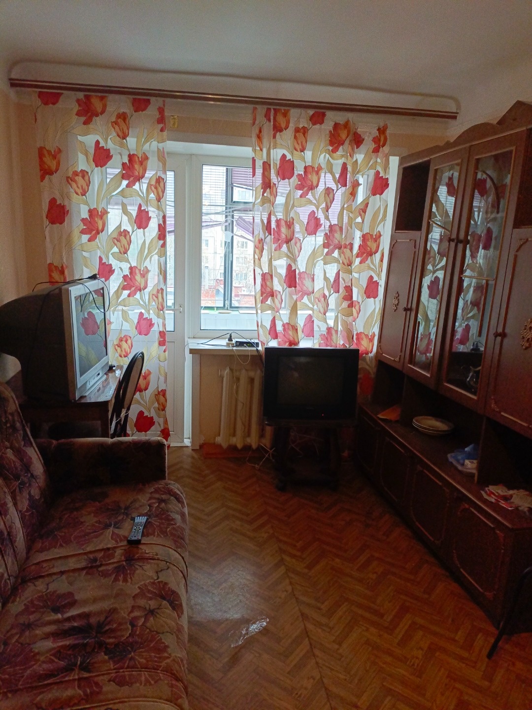 Продаётся однокомнатная квартира на комфортном 3 этаже, тёплая. Окна ПВХ, балкон застеклён. Двери поменяны. На полу линолеум. Санузел в кафеле, душевая кабина. В квартире сделана просторная гардеробная. Вся мебель остаётся бонусом покупателю. Документы готовы к продаже, один взрослый собственник.