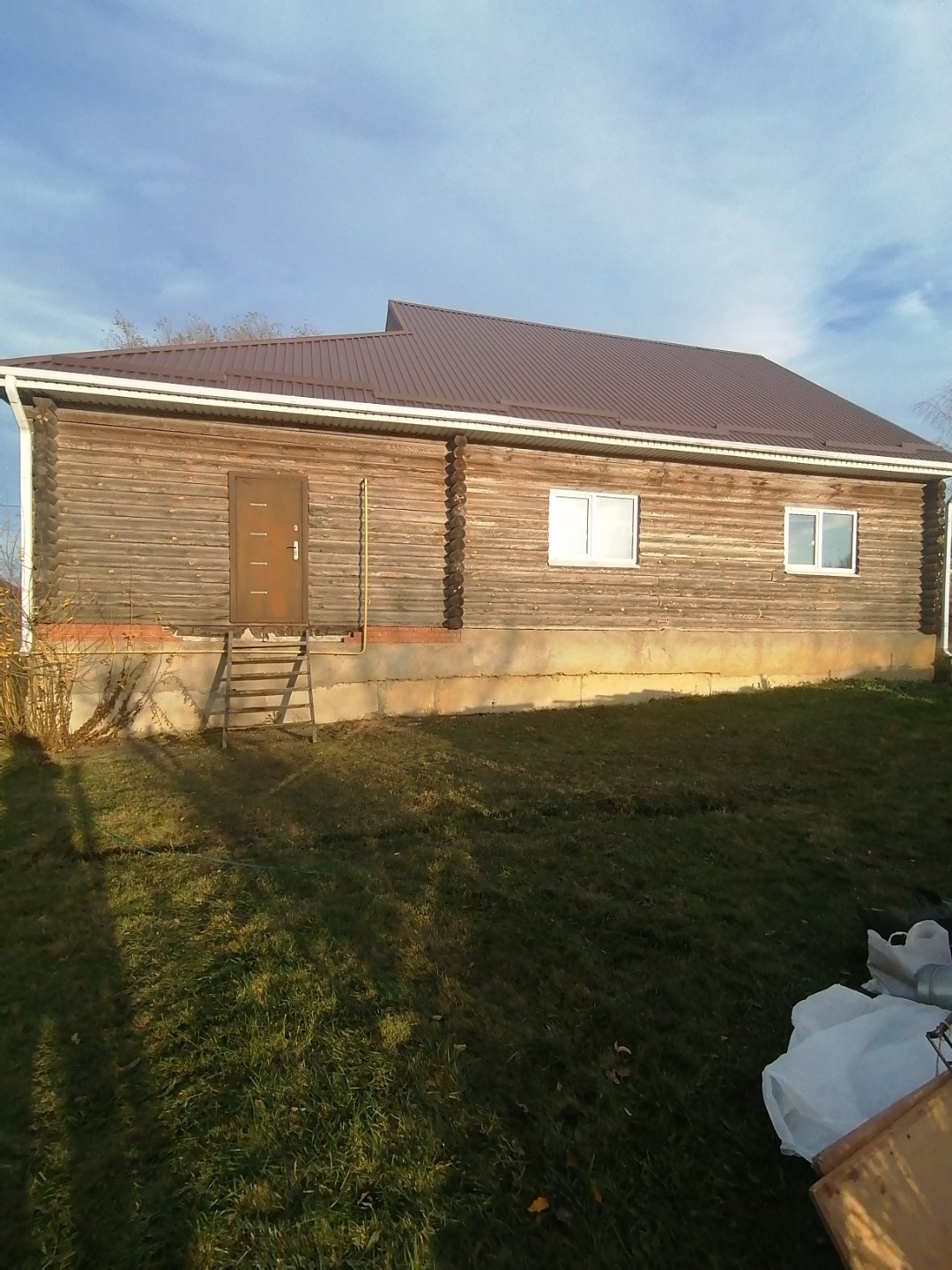 Предлагаем Вашему вниманию добротный дом 141,3 кв м мансардного типа в живописном районе города Орла в д. Конёвка Северного района. Дом расположен на земельном участке 10 соток с удобным подъездом с двух сторон. На участке посажены фруктовые деревья. Дом состоит из 150 кв м - первый этаж, 110 кв м -