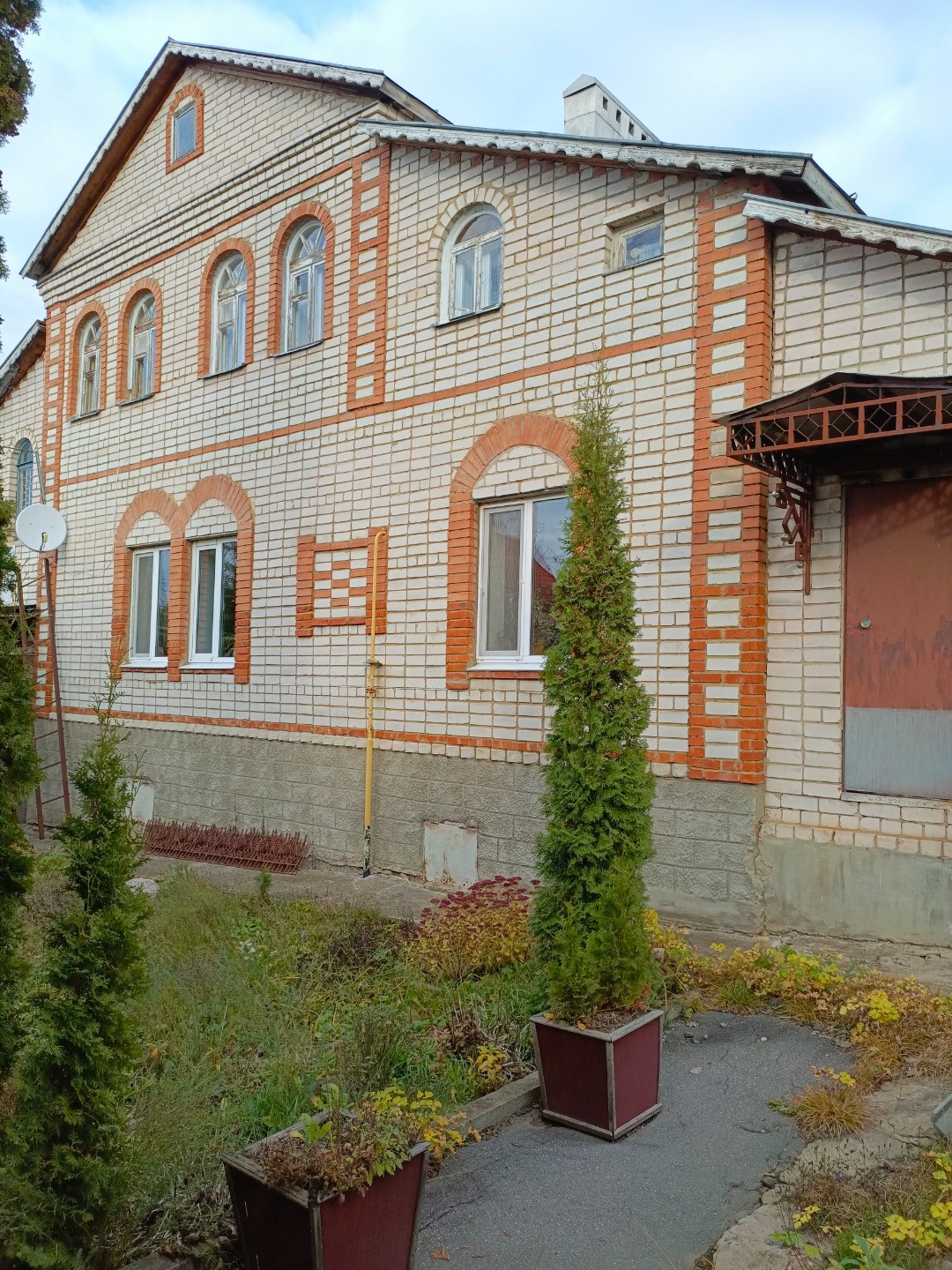 Продаётся просторный кирпичный дом 2 этажный в с.Плещеево в 5 минутах от города Орла. Асфальтированная дорога до самого дома, в шаговой доступности остановка общественного транспорта, маг.Магнит. Дом просторный находится на ухоженном земельном участке 16 соток. В доме центральный газ, электричество,