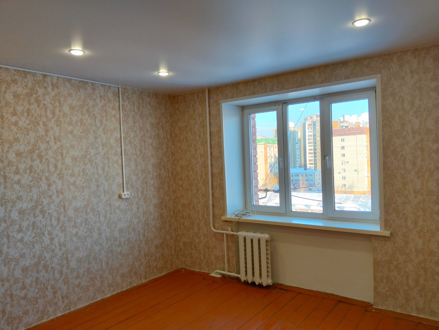 Продам комнату в общежитии в центре города, в секции 3 комнаты, комната в отличном состоянии, после ремонта, светлая, уютная, теплая, натяжные потолки, точечное освещение, поклеены новые обои, деревянные полы, окно ПВХ, хорошие соседи, места общего пользования в хорошем состоянии, общая кухня с балк