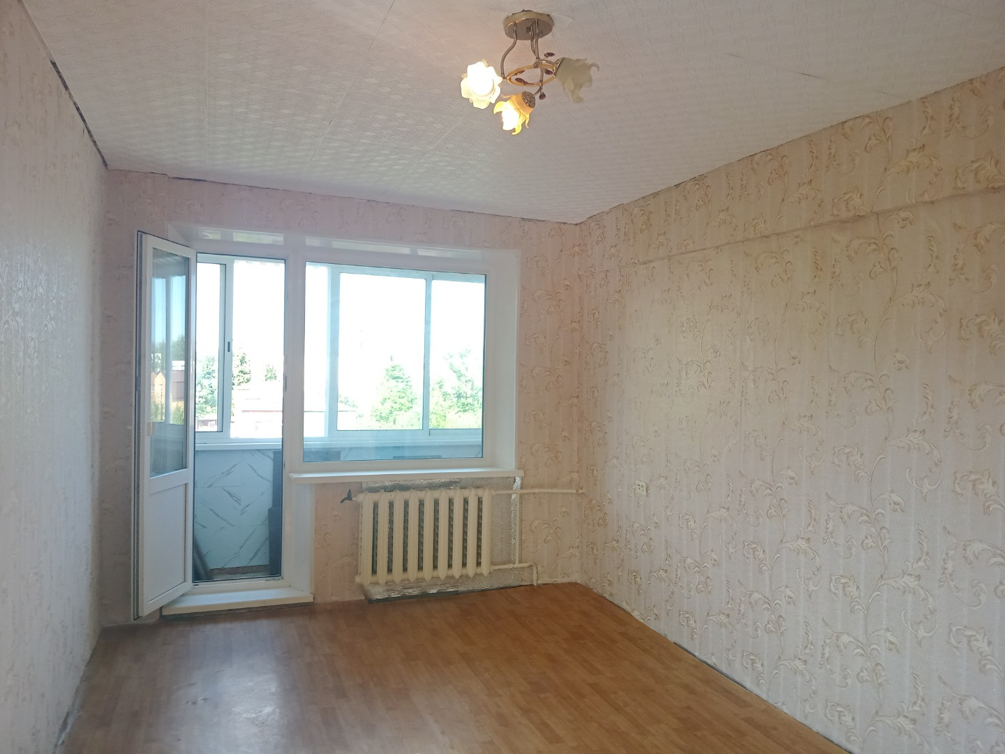Квартира в экологически чистом районе в пгт Знаменка. Квартира светлая, теплая, требует ремонта, окна ПВХ, центральная горячая вода, не колонка, санузел раздельный и отделан кафелем, квартира свободна от мебели и проживания, один собственник, документы готовы к продаже, развитая инфраструктура, рядо